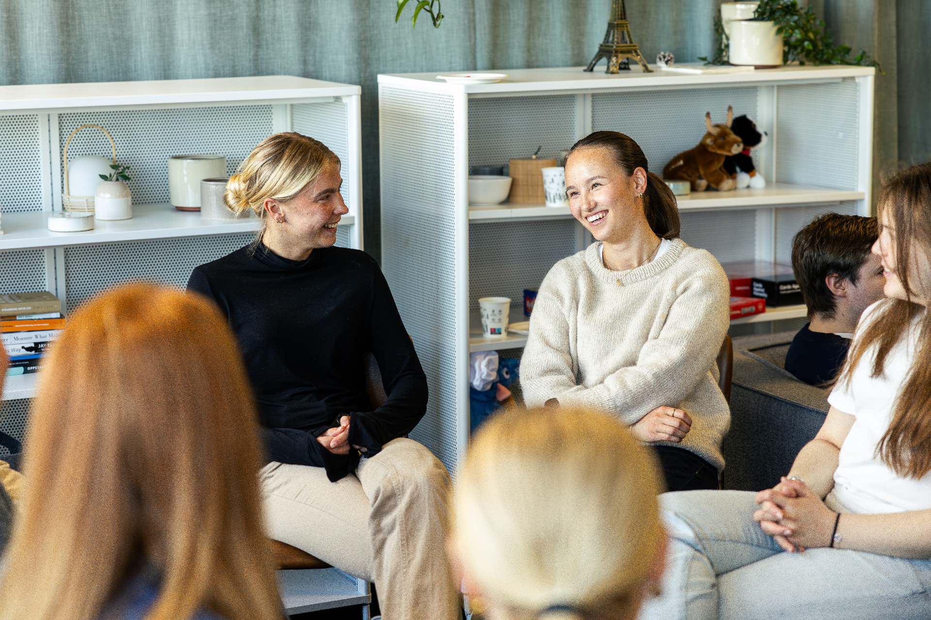 Studenter i samtale under ITØK-seminar