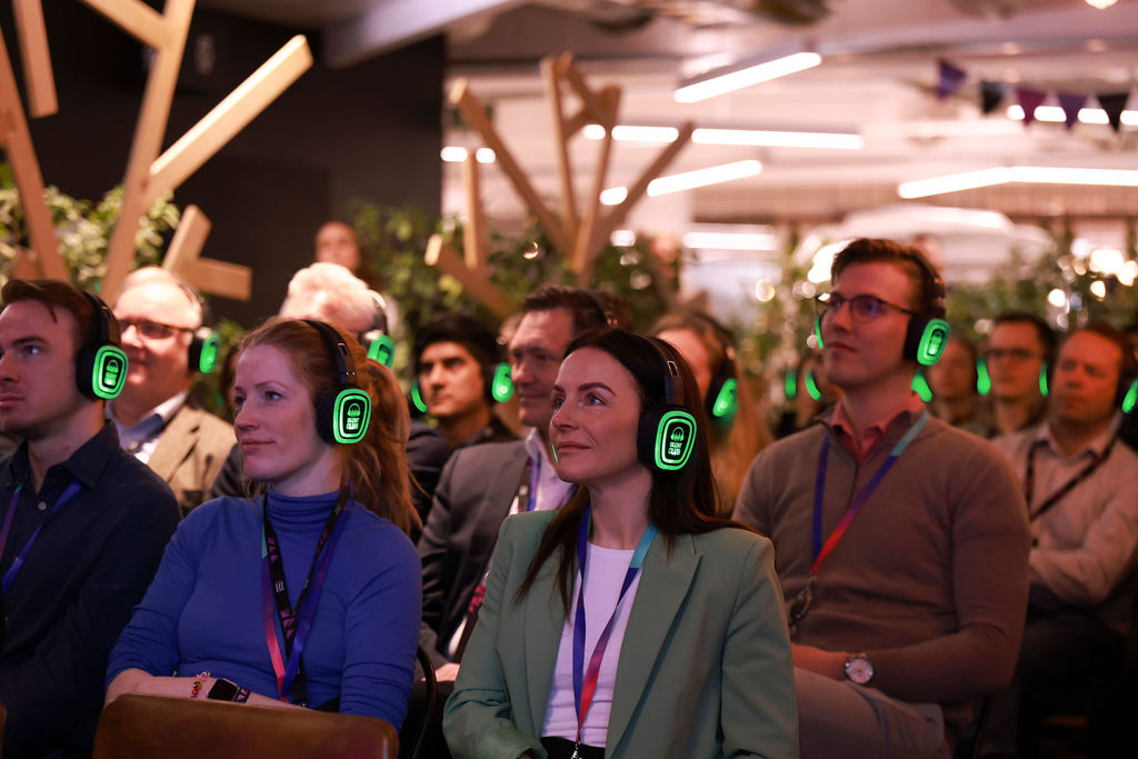 Publikum med headsets under silent conference